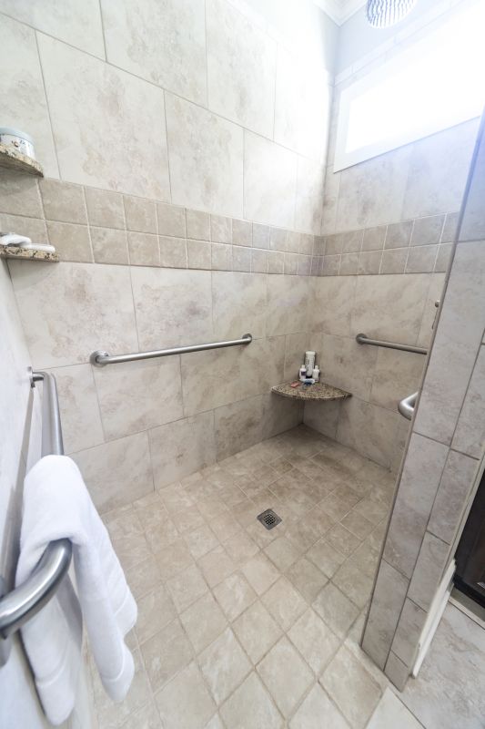 Shower with Built-in Niche and Bench